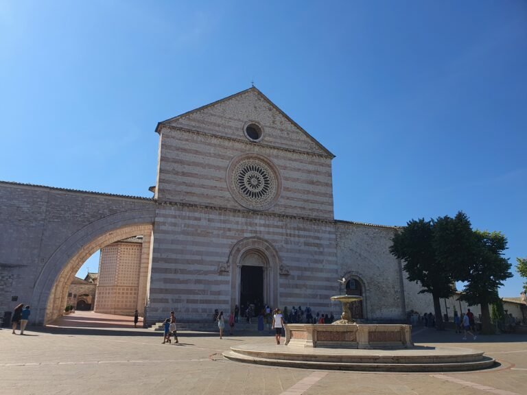 La Basilica di Santa Chiara: dove riposa la luce della semplicità